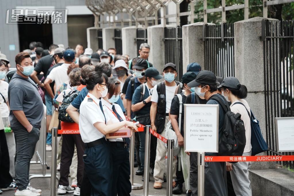 宏福苑居民排隊輪候入庭旁聽。汪旭峰攝