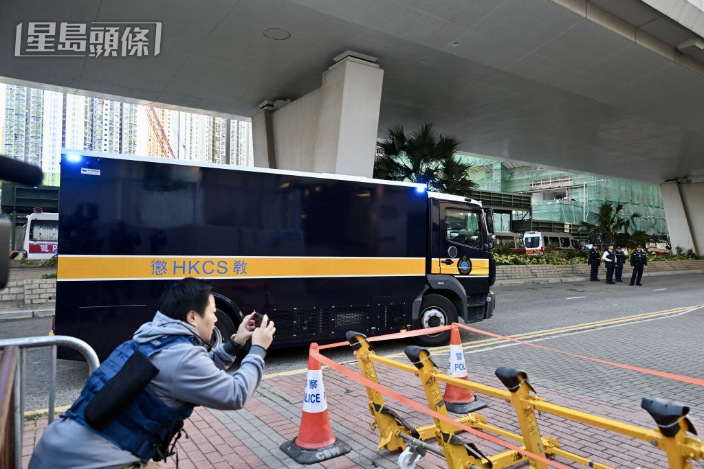 囚車到達法院。劉駿軒攝 囚車到達法院。劉駿軒攝