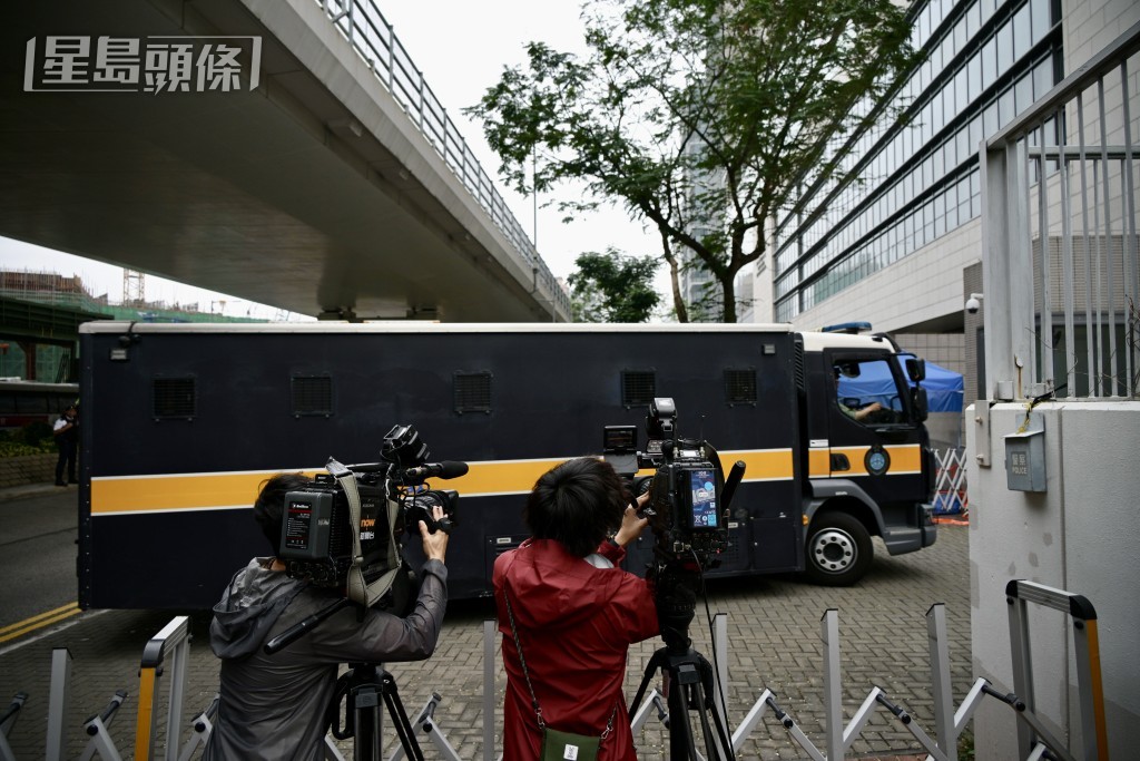 黎智英到達法院。蘇正謙攝