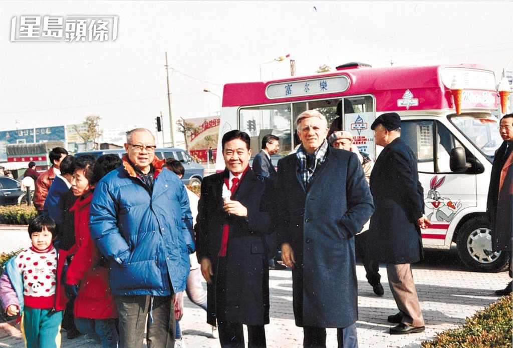 三位創辦人何敬源(左)、唐學元(中)和Ted Drew(右)早前到上海視察軟雪糕業務。資料圖片 三位創辦人何敬源(左)、唐學元(中)和Ted Drew(右)早前到上海視察軟雪糕業務。資料圖片