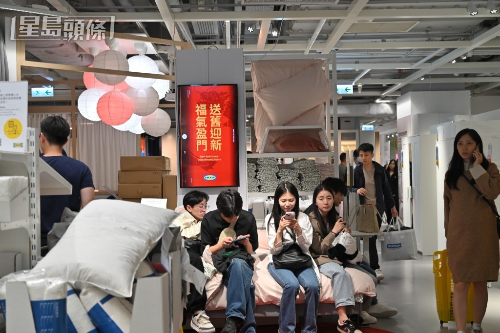 本港各個慶祝熱點和商場均人山人海,市面洋溢歡欣氣氛。鍾健華攝 本港各個慶祝熱點和商場均人山人海,市面洋溢歡欣氣氛。鍾健華攝