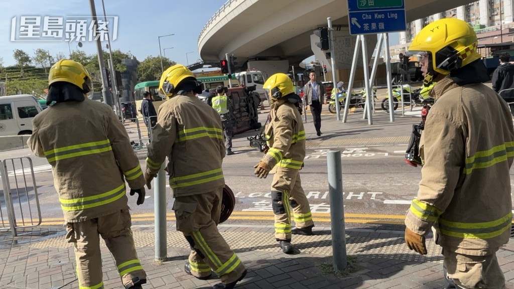 消防員到場拯救。