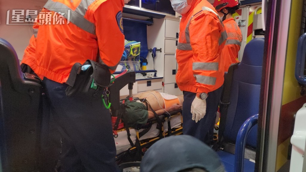 男司機送院搶救後不治。黎志偉攝 男司機送院搶救後不治。黎志偉攝
