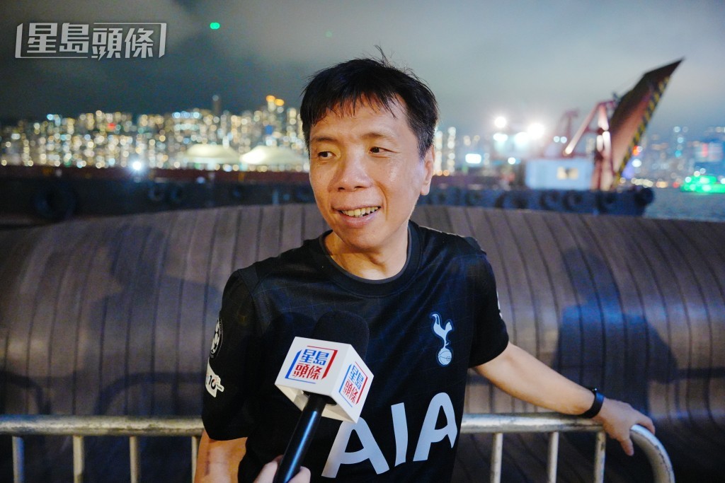 來自新加坡的熱刺球迷陳先生表示，無人機表演的視覺效果很驚艷。
