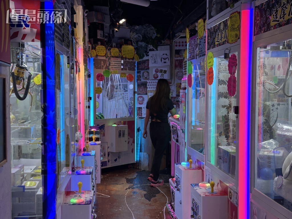 店舖負責人的一名朋友到場了解事件。梁國峰攝
