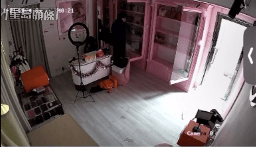賊人從櫃中盜去手袋。閉路電視截圖 賊人從櫃中盜去手袋。閉路電視截圖