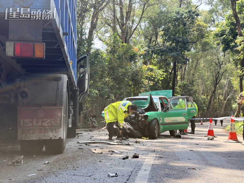 大批警員在場調查。