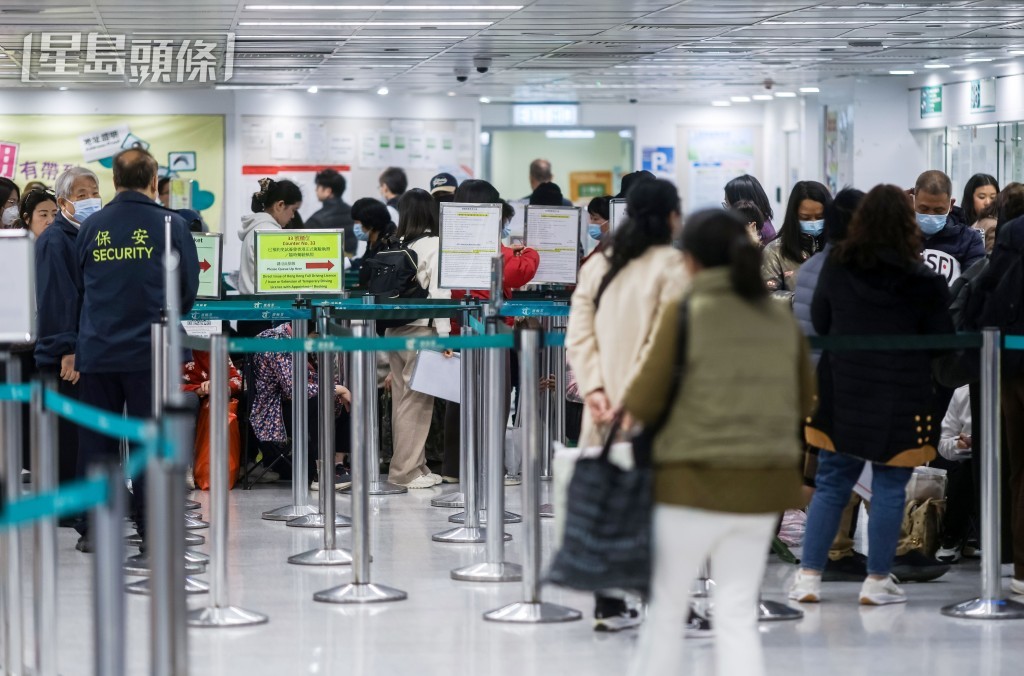 運輸署內大部分都是申請「免試簽發香港駕駛執照」的人士。