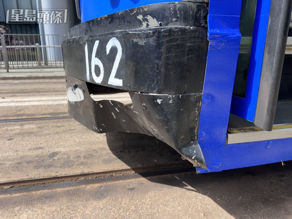 電車左邊車頭凹陷。