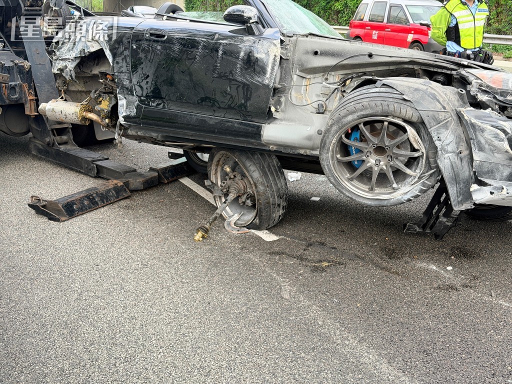 S2000嚴重撞毀，右後輪飛脫楔在車底。楊偉亨攝