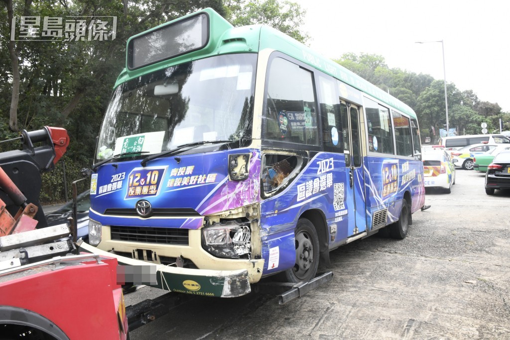 涉事綠Van車頭擋風玻璃碎裂,泵把鬆脫。楊偉亨攝 涉事綠Van車頭擋風玻璃碎裂,泵把鬆脫。楊偉亨攝
