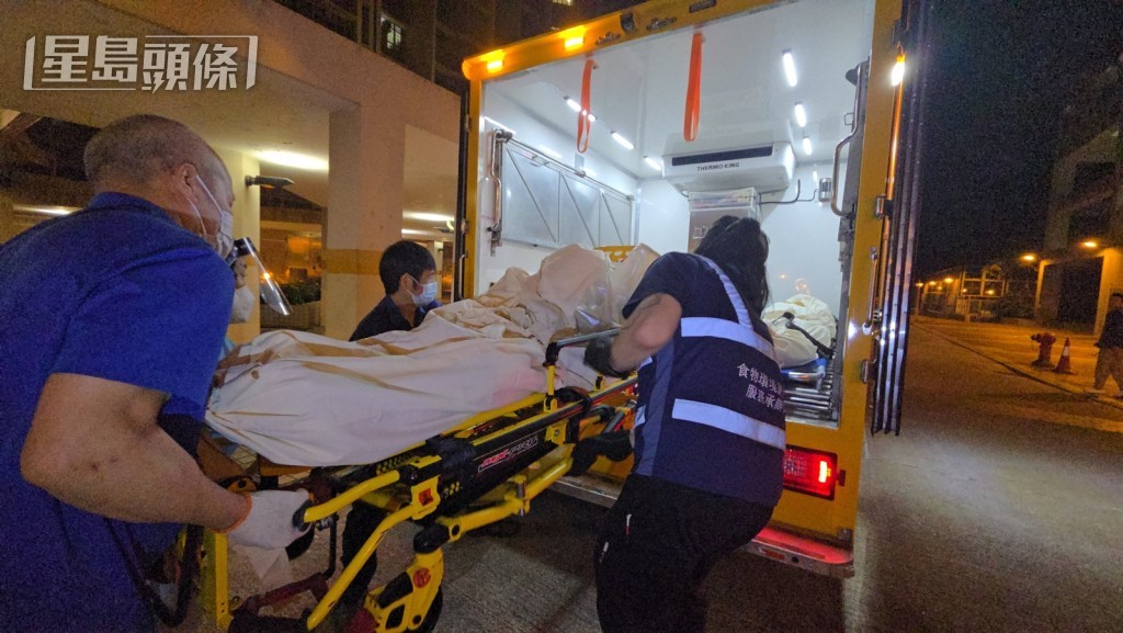 仵工將遺體舁送殮房。黎志偉攝