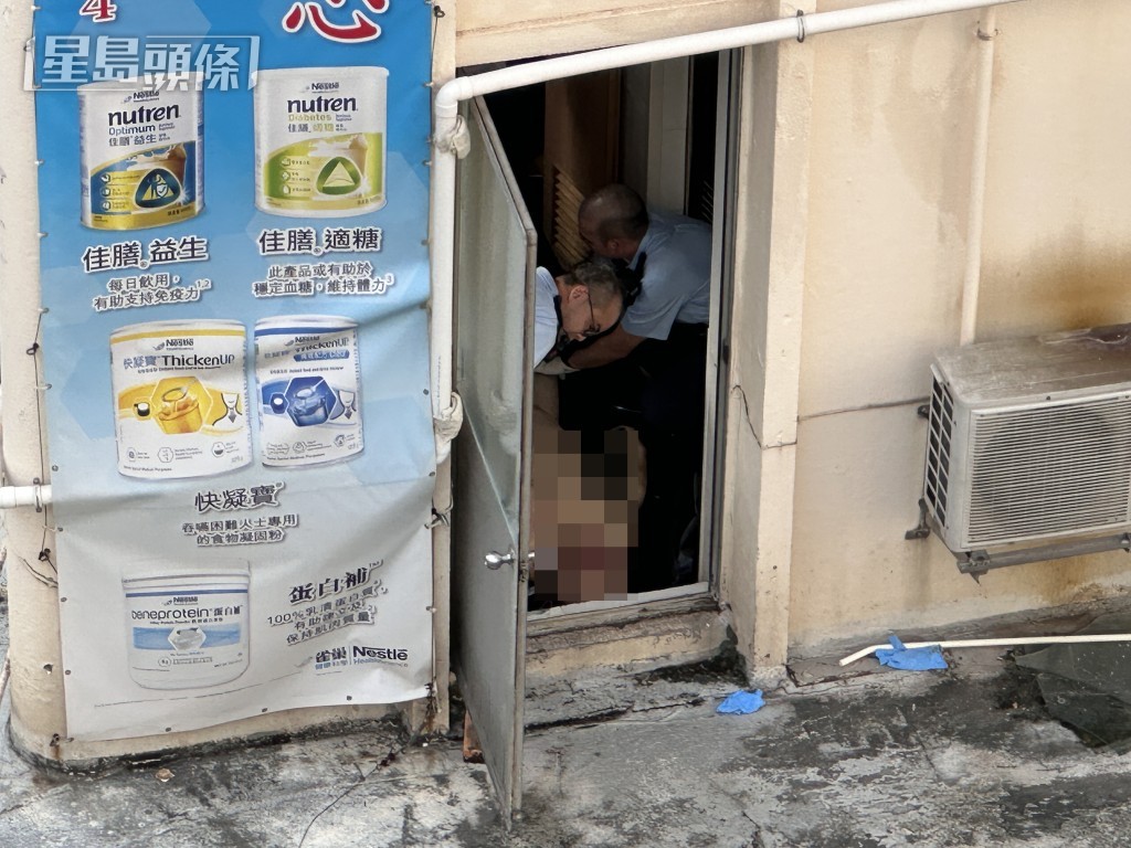 男子當場死亡,警員檢查遺體。梁國峰攝 男子當場死亡,警員檢查遺體。梁國峰攝