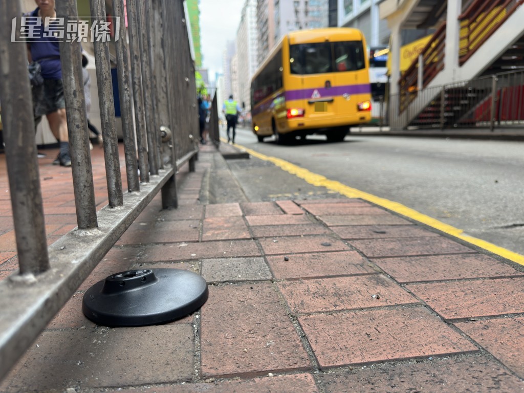 校巴一塊倒後鏡跌在地上。梁國峰攝