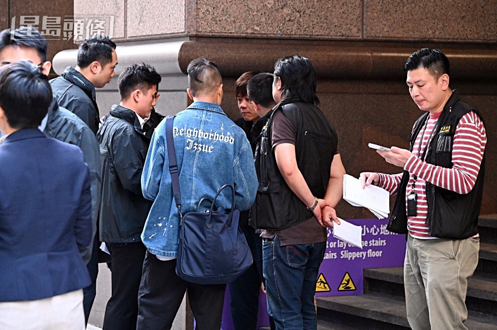 大批探員在場調查。 大批探員在場調查。