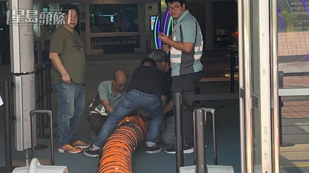 工程人員事後檢修設備。 工程人員事後檢修設備。