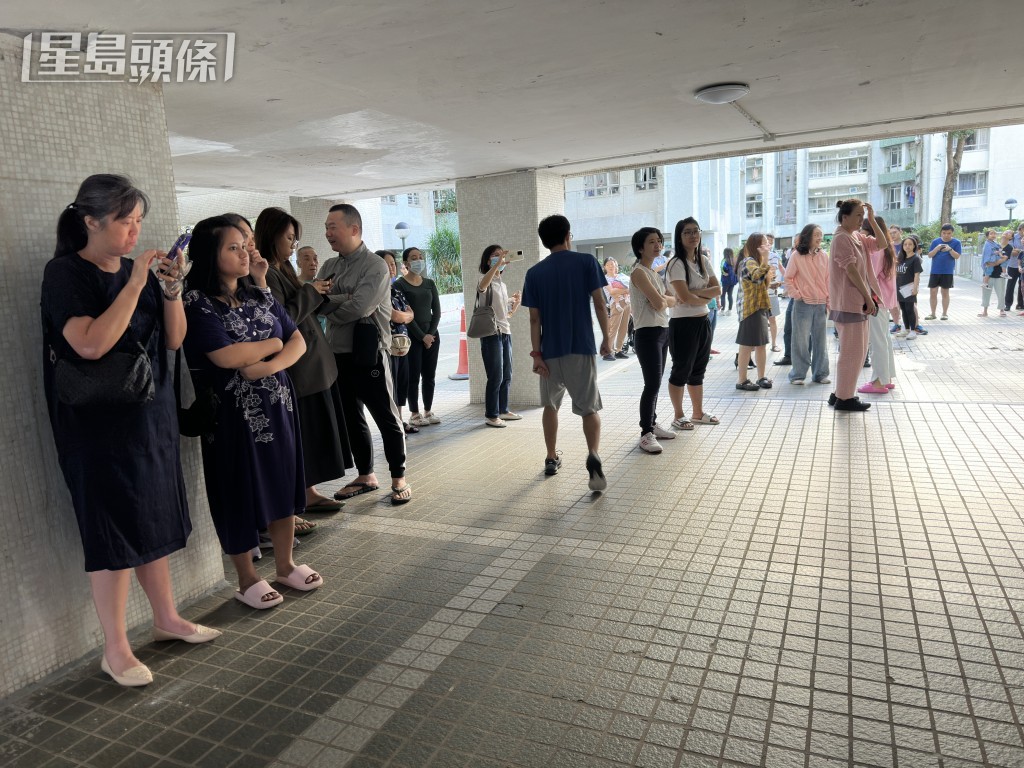 居民疏散落樓。梁國峰攝 居民疏散落樓。梁國峰攝
