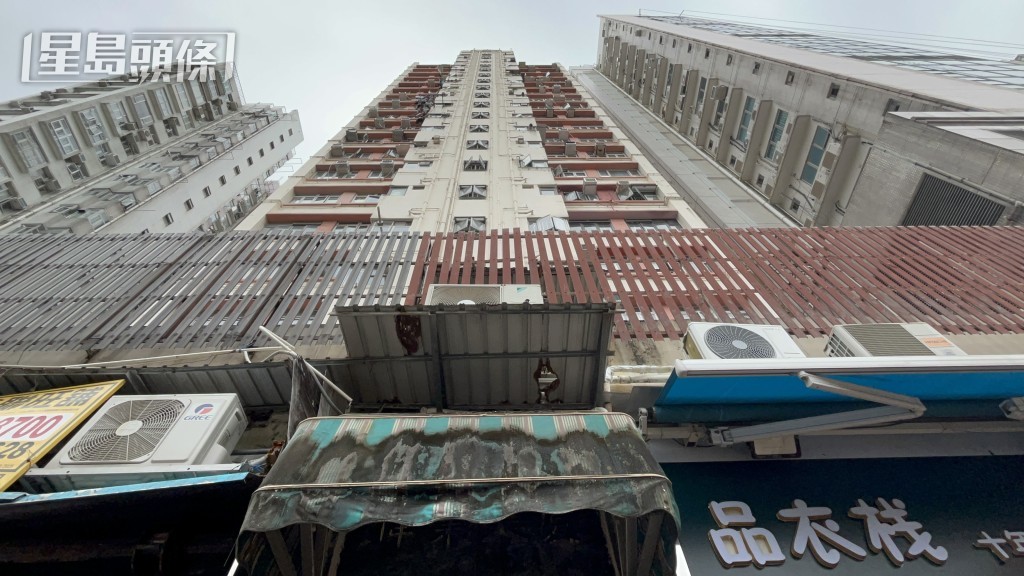 偉業大廈有外牆石屎墮下，砸傷工人。