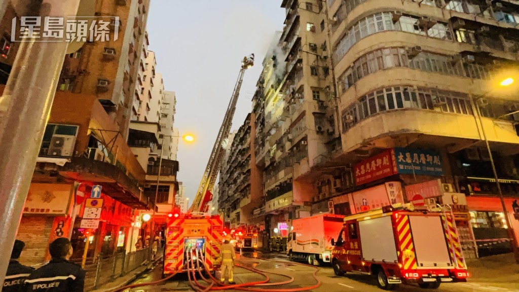 消防升起雲梯救火。 消防升起雲梯救火。