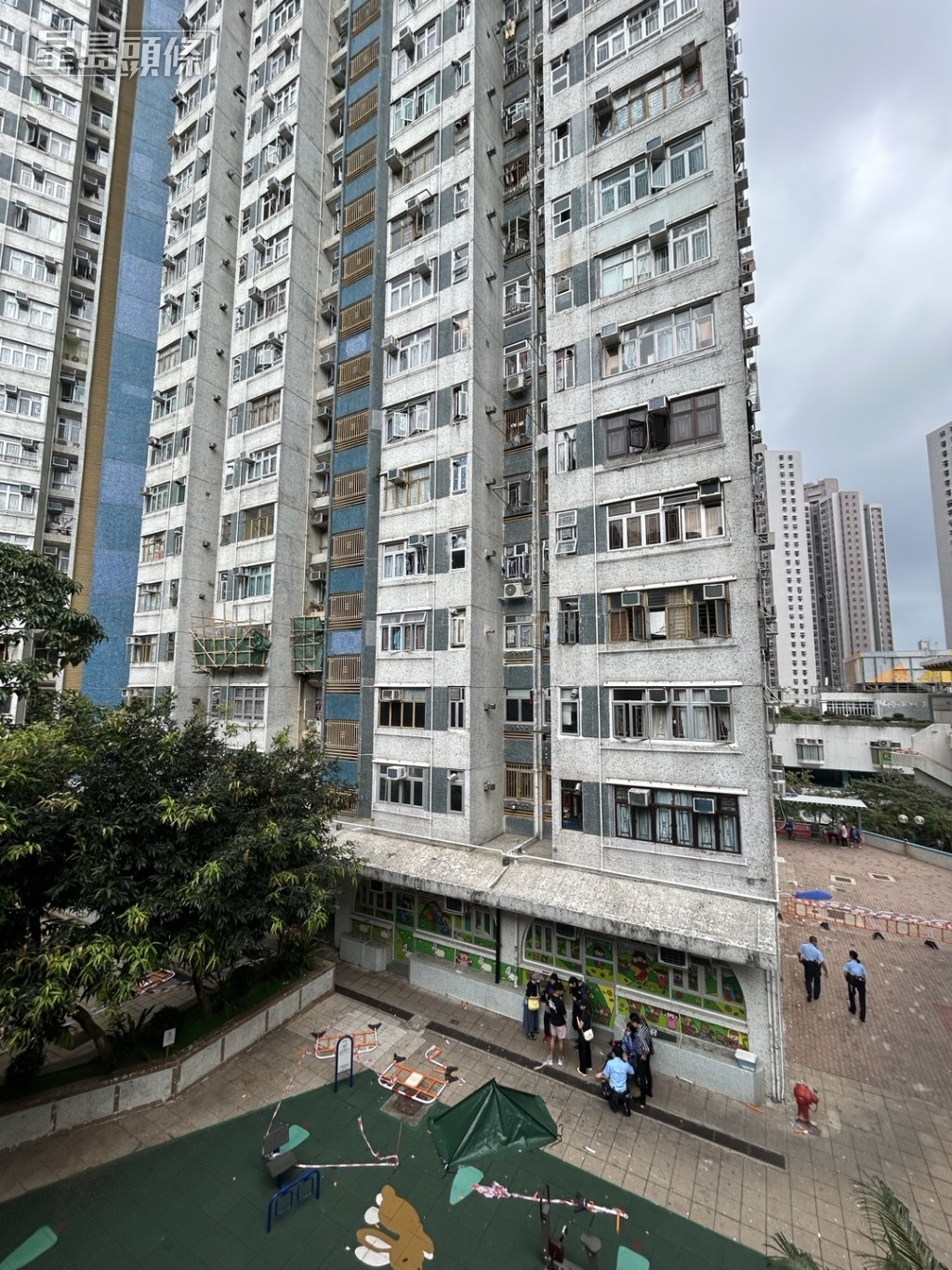 雅林樓男子墮樓,倒臥於公園對開,當場不治。楊偉亨攝 雅林樓男子墮樓,倒臥於公園對開,當場不治。楊偉亨攝