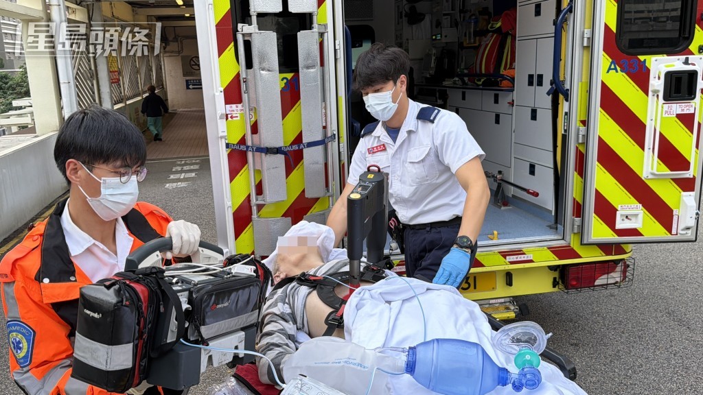 墮海老翁由救護員送院搶救。梁國峰攝 墮海老翁由救護員送院搶救。梁國峰攝