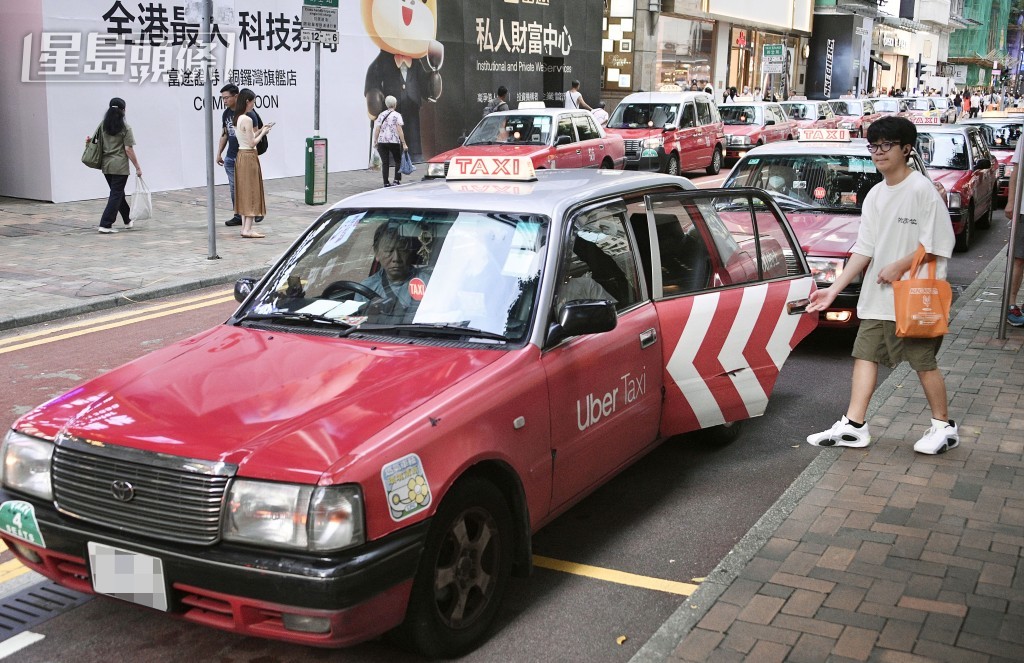 政府公布網約車規管框架,建議發牌規管網約車運營平台、司機與車輛。 政府公布網約車規管框架,建議發牌規管網約車運營平台、司機與車輛。