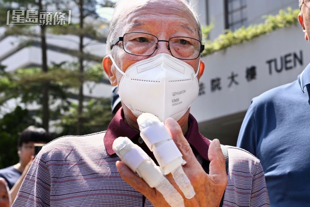 何伯事後多次上庭，手指一直包紥紗布。資料圖片