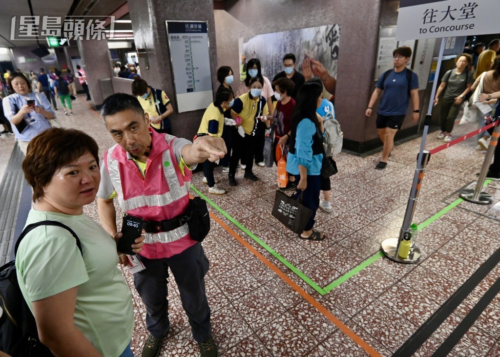 站內有職員協助乘客。陳極彰攝 站內有職員協助乘客。陳極彰攝