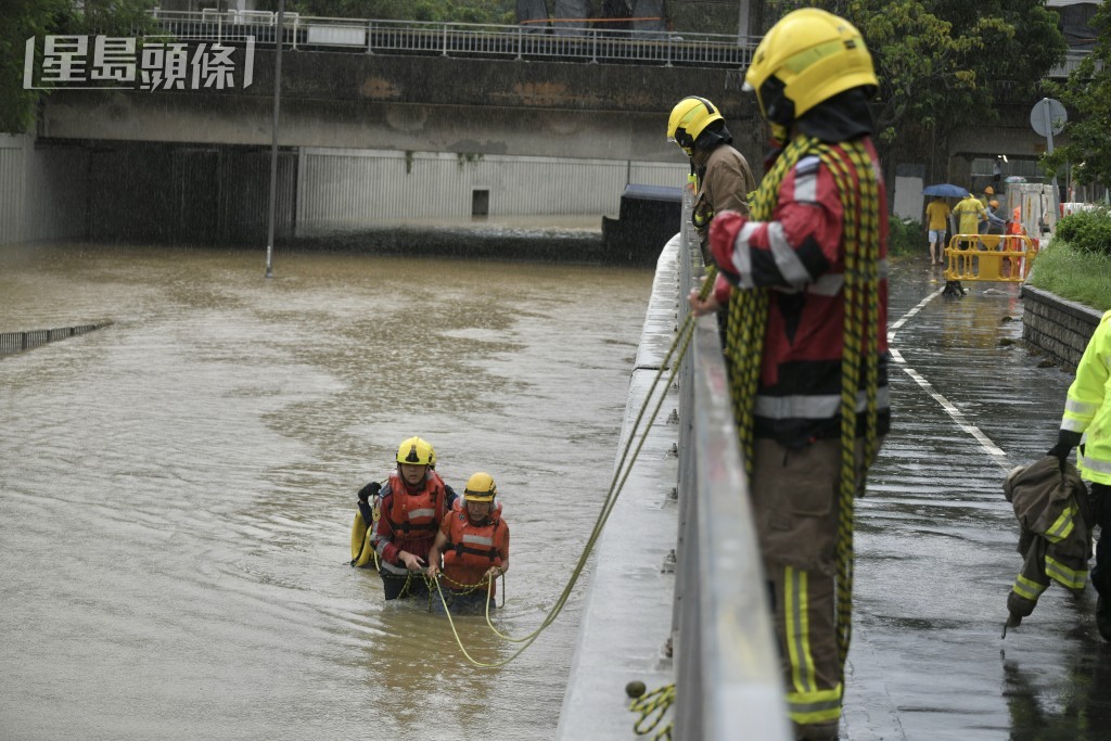 消防員遊繩拯救被困司機。陳浩元攝