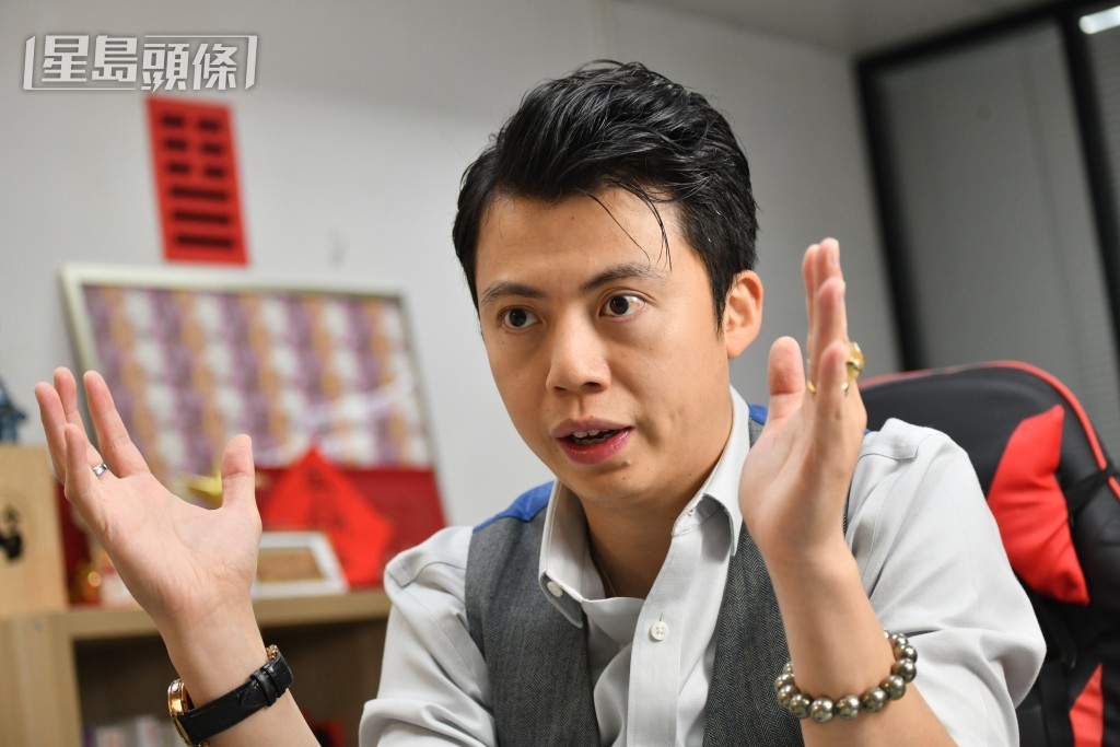 Jason醉心中国文化,他说杠铃策略也符合《孙子兵法》提出的「正兵、奇兵」理念。 卢江球 摄 Jason醉心中国文化,他说杠铃策略也符合《孙子兵法》提出的「正兵、奇兵」理念。 卢江球 摄