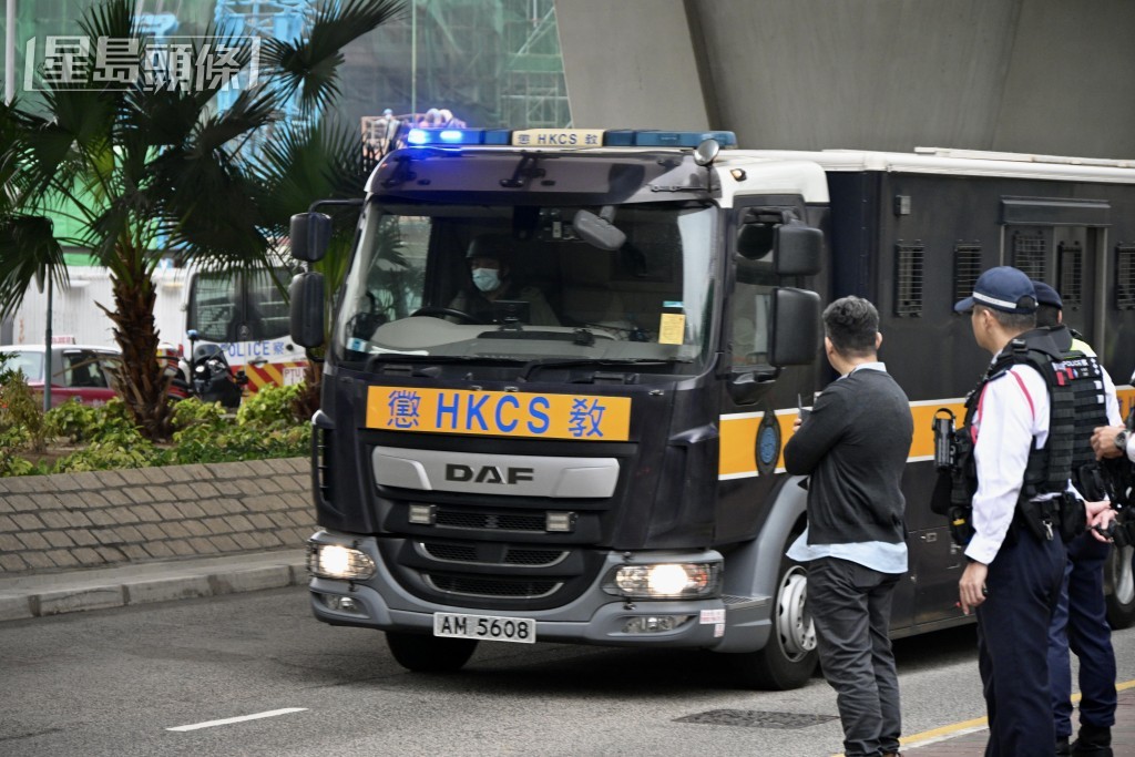 李宇軒由囚車押送到庭。蘇正謙攝