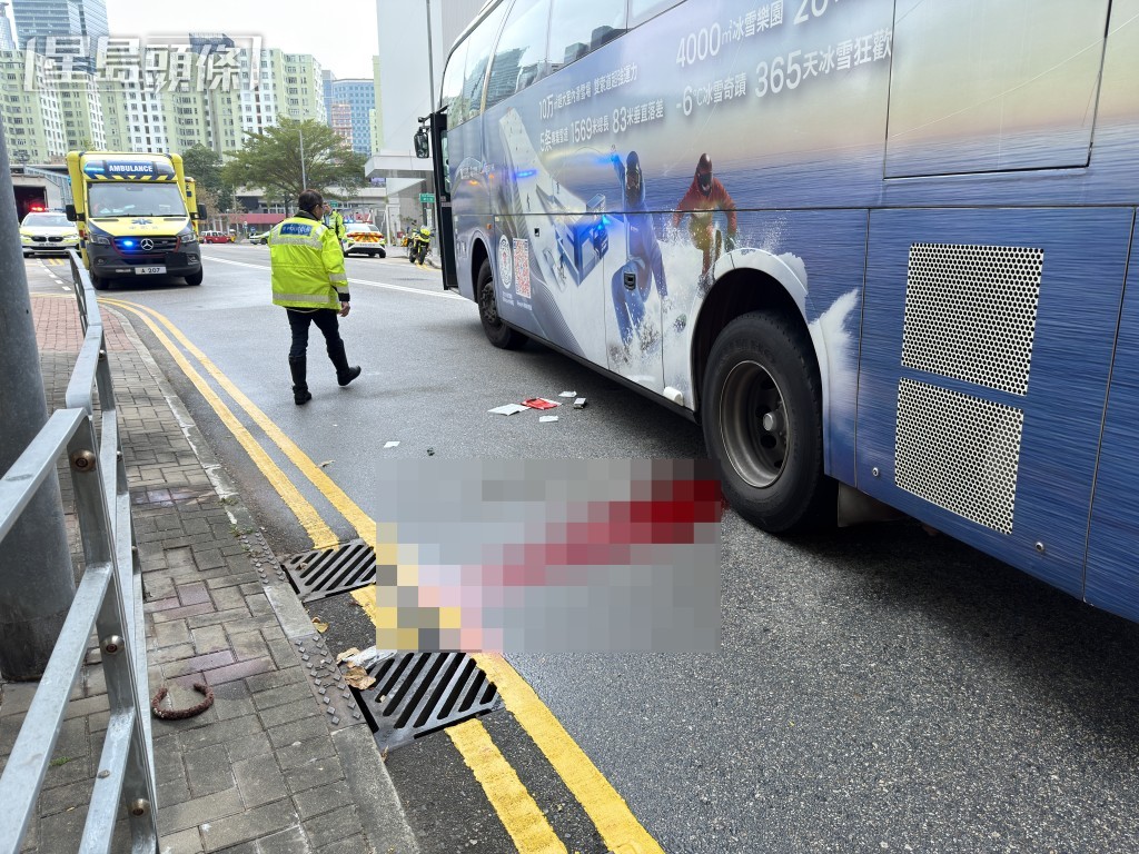 穿梭巴撞倒女途人,左邊後輪遺下大灘血迹。梁國峰攝 穿梭巴撞倒女途人,左邊後輪遺下大灘血迹。梁國峰攝