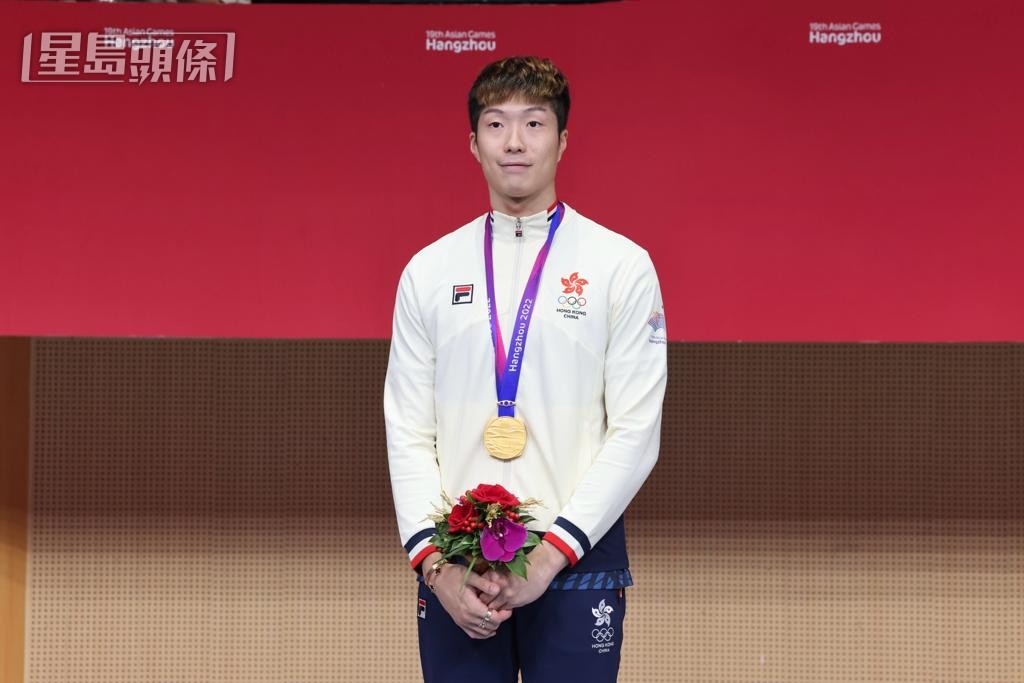 張家朗勇奪杭州亞運男子花劍金牌 徐嘉華攝 張家朗勇奪杭州亞運男子花劍金牌 徐嘉華攝