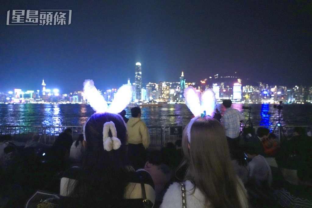 大批市民聚集西九文化區海旁等待除夕煙花。劉駿軒攝 大批市民聚集西九文化區海旁等待除夕煙花。劉駿軒攝