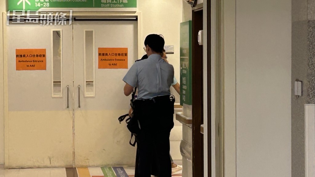 男工人昏迷獲送院搶救,警員在醫院調查。蔡楚輝攝 男工人昏迷獲送院搶救,警員在醫院調查。蔡楚輝攝