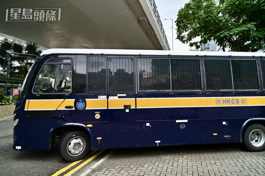 罪成的梁永強由囚車載離法院。鍾健華攝