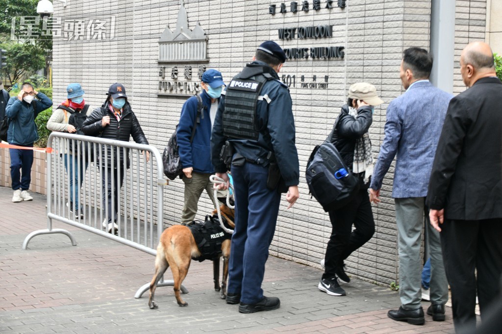 今日排隊旁聽的公眾人數較首天減少約三分一。盧江球攝 今日排隊旁聽的公眾人數較首天減少約三分一。盧江球攝