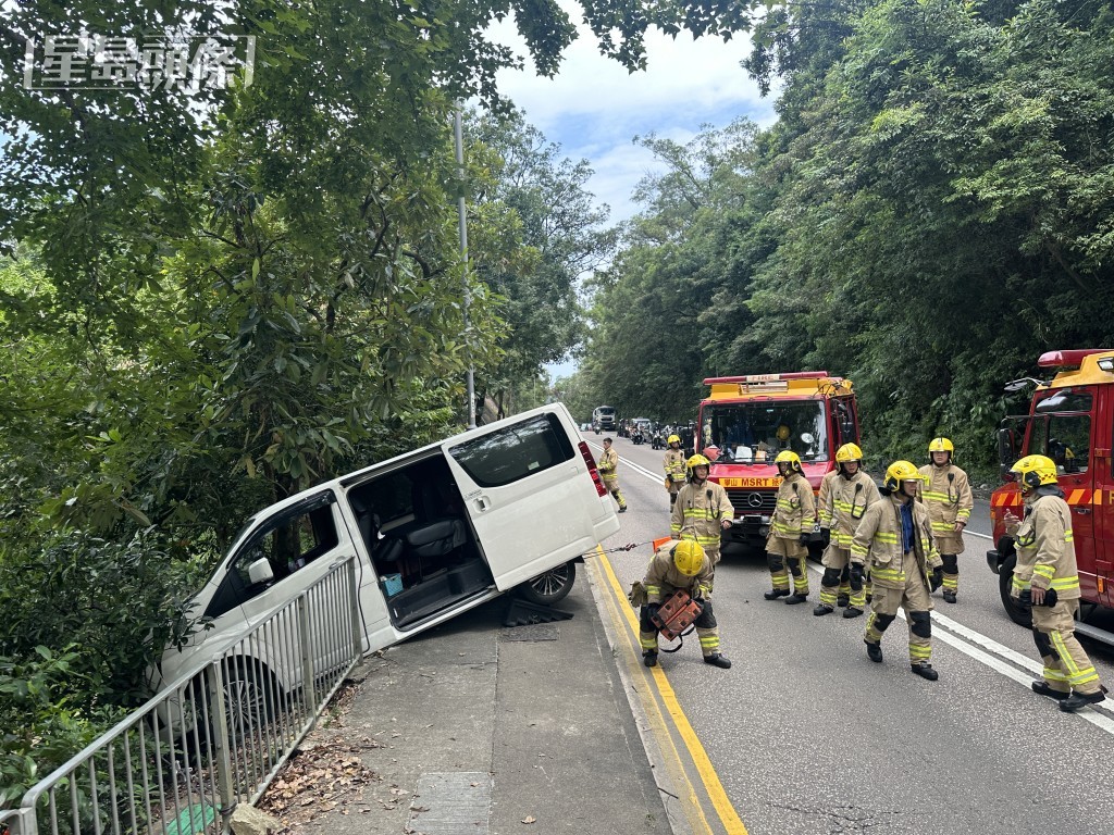 貨Van半架車衝落山坡。梁國峰攝