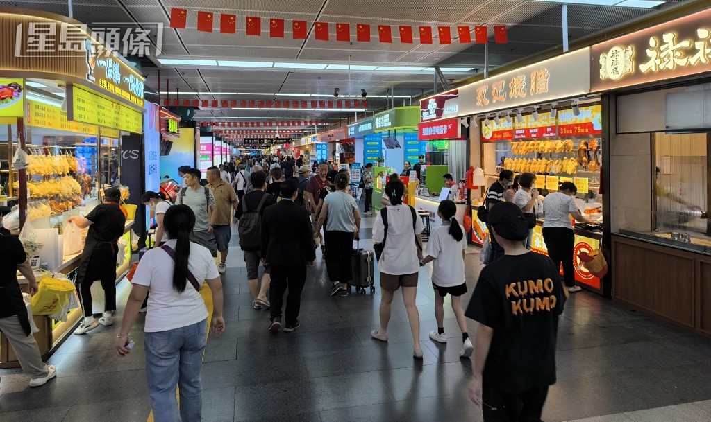 現時每日均有不少市民北上消費。資料圖片 現時每日均有不少市民北上消費。資料圖片