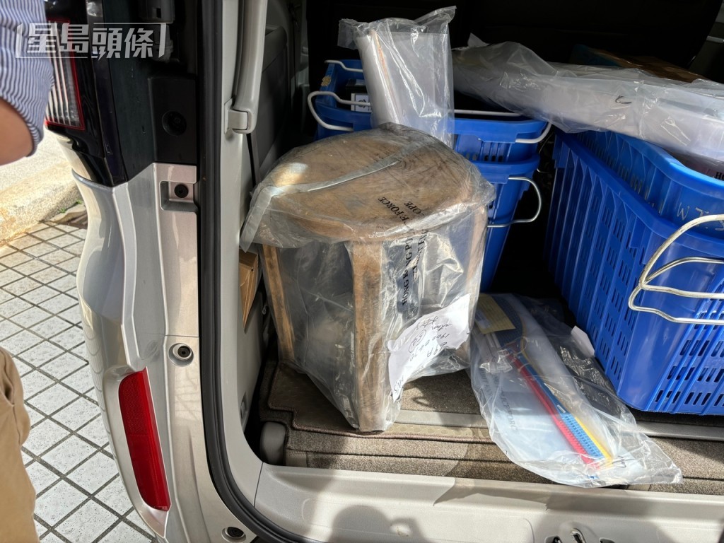 涉案椅子及蚊拍。 涉案椅子及蚊拍。