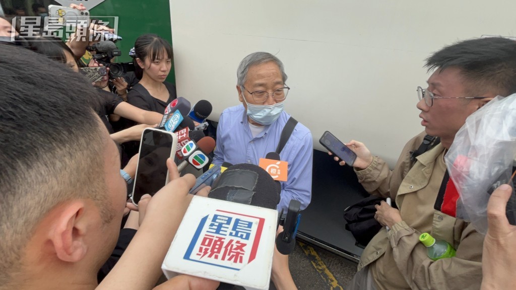 周先生指單位嚴重焚毀，取回的貴重物品中，只有少量金鏈等飾物。