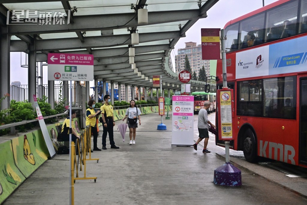 今早排隊搭免費巴士的人流順暢。陳極彰攝 今早排隊搭免費巴士的人流順暢。陳極彰攝