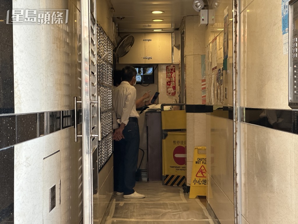 管理處指不知何時展開維修升降機工程。梁國峰攝 管理處指不知何時展開維修升降機工程。梁國峰攝