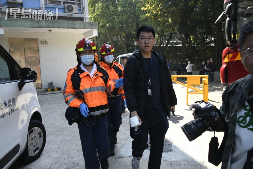 協助救火的休班警員，右手受傷同由救護車送院。