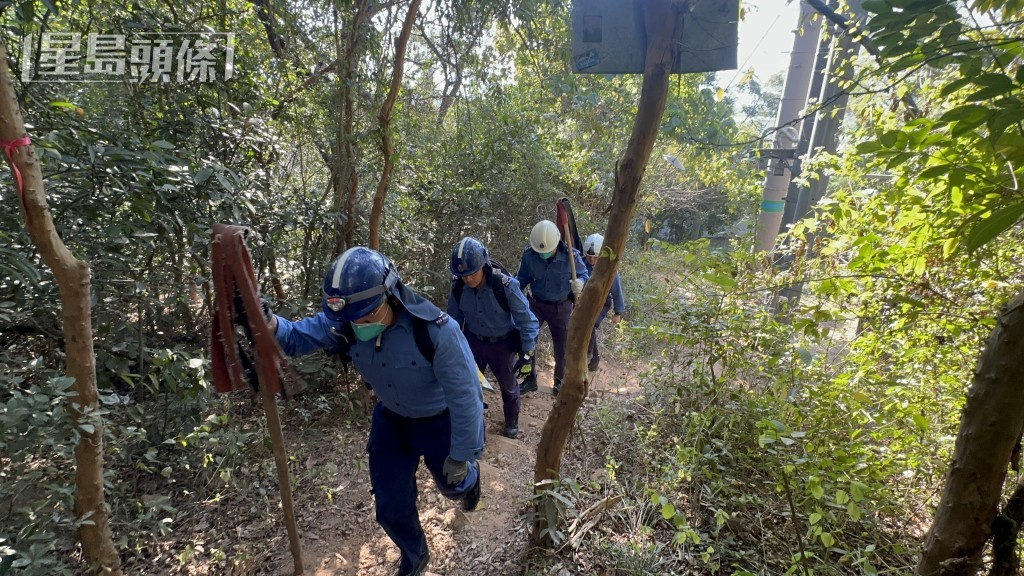 民安隊上山救火。梁國峰攝