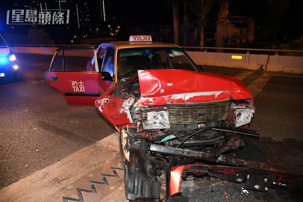 的士猛撼工程車車尾，車頭嚴重損毀。黎志偉攝
