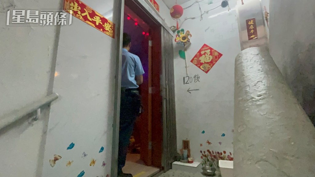 警員在涉事的一樓一劏房單位調查。楊偉亨攝 警員在涉事的一樓一劏房單位調查。楊偉亨攝