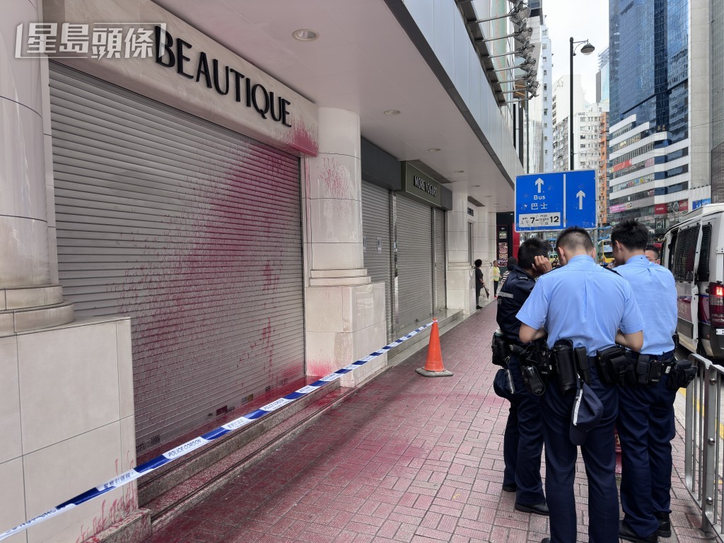 警方圍封美容店調查。 警方圍封美容店調查。