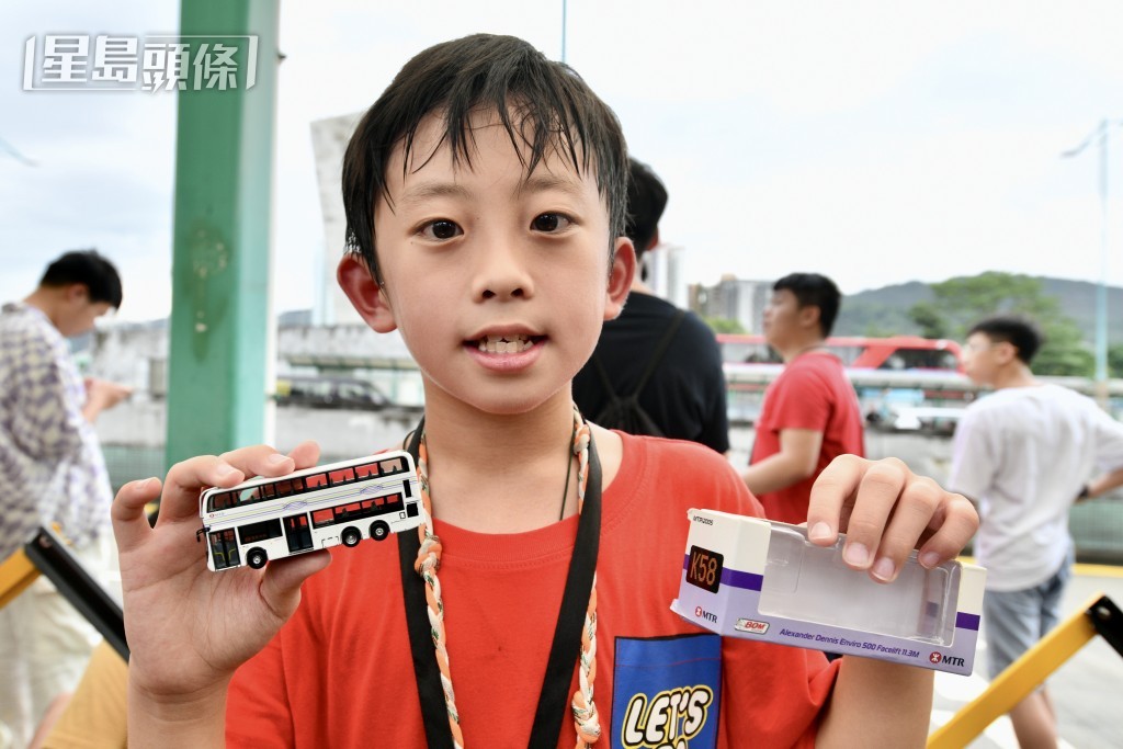 施小朋友兩歲起喜歡巴士。盧江球攝
