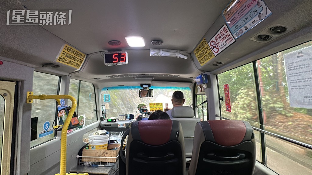 石澳道有限度重開,一條指定路線的紅Van可行駛。梁國峰攝 石澳道有限度重開,一條指定路線的紅Van可行駛。梁國峰攝